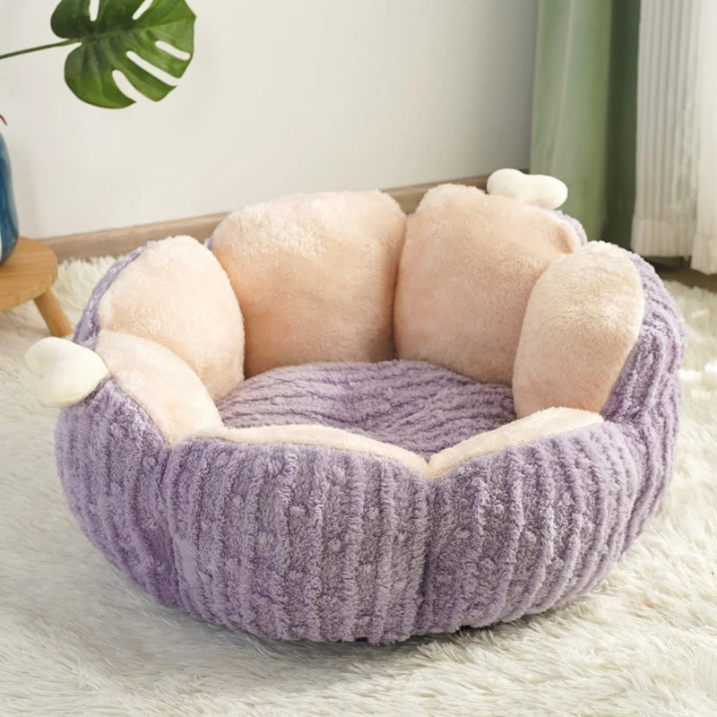 Warmes Plüsch-Katzenbett in Blumenform für den Winter