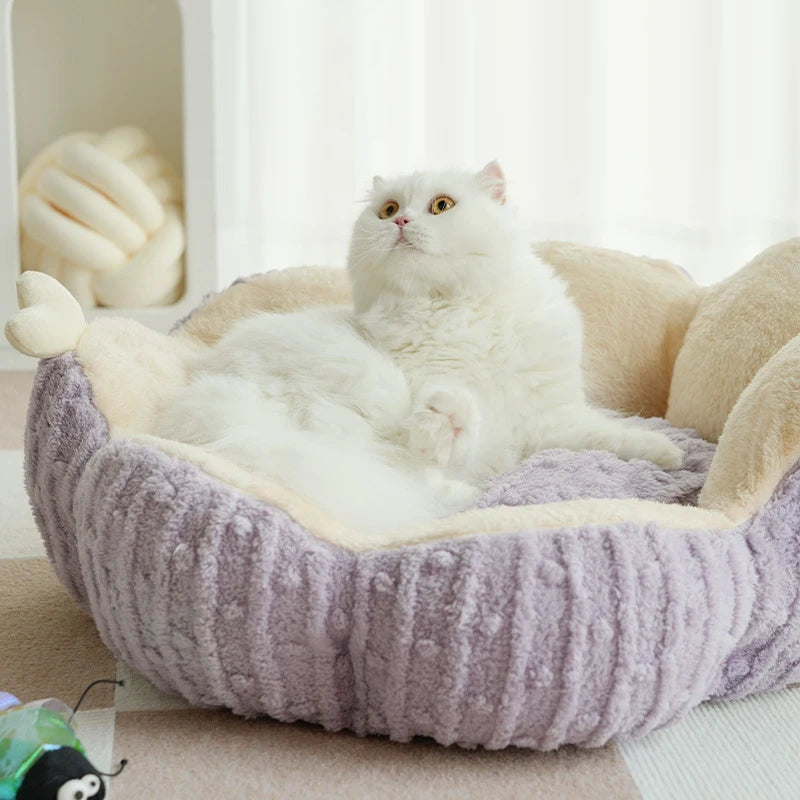 Warmes Plüsch-Katzenbett in Blumenform für den Winter